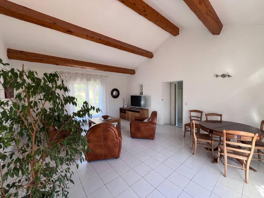 St Raphael A Pieds Apartment *
